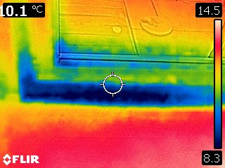 Thermografie-Aufnahme einer Wärmebrücke nach innen an einer Terrassentür.